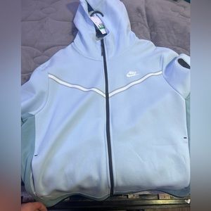 It’s a new Nike tech never been worn it’s been sitting in my closet